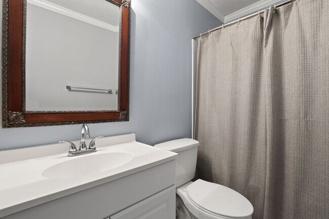 Building Photo - Settle Into Comfort in This Charming 3-Bedroom Home in Larchmont Estates