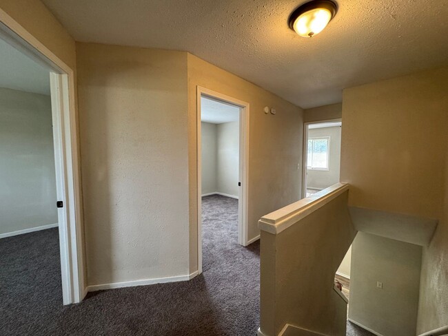 Building Photo - Beautiful 3 Bedroom, 1.5 Bath Townhome wit...
