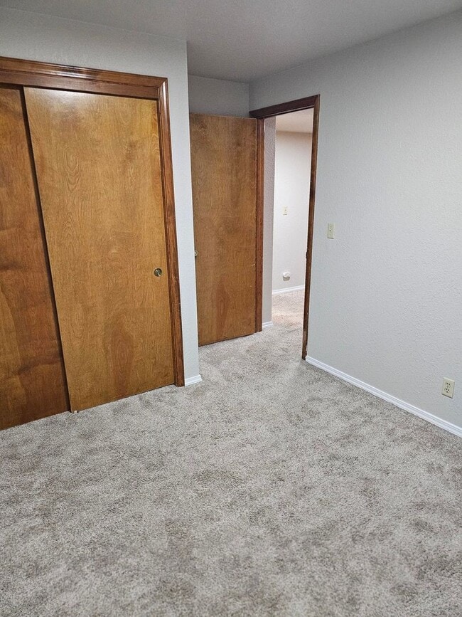 Building Photo - 2 bedroom 1.5 bath. Downtown Townhome Clos...