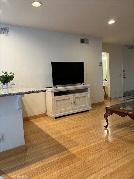 Building Photo - 10747 Wilshire Blvd