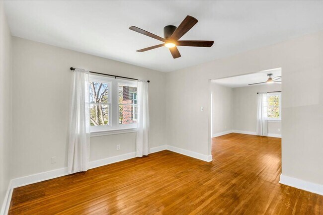 Building Photo - 2 bedroom off of Historic Victory Drive and minutes from Daffin Park