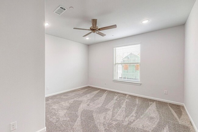 Building Photo - 3 Bed 4 Bath Luxurious Townhome in Frisco!