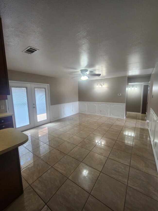 Building Photo - 3 bed 2 bath home, 2 car garage