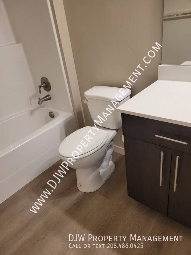 Building Photo - 632 N 44th St