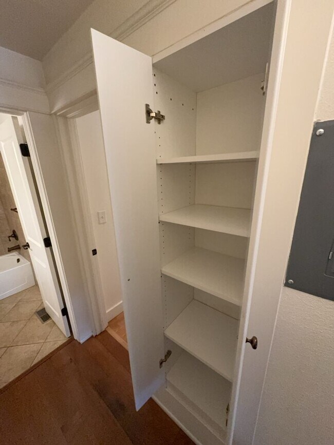 Building Photo - Location! Location! 2bd 1 ba Condo mere bl...