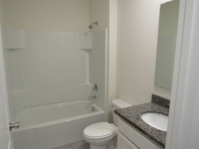 Building Photo - BEAUTIFUL 5 BEDROOM, 3 BATH SINGLE FAMILY ...