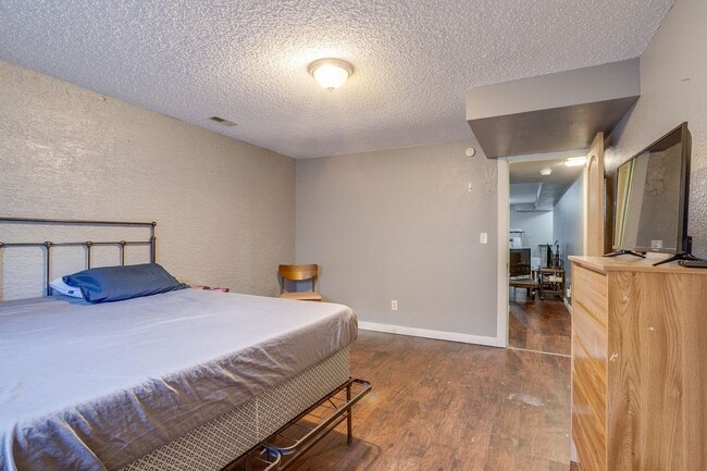 Building Photo - Huge room in a large shared home, private bathroom, great neighborhood, friendly roommates!