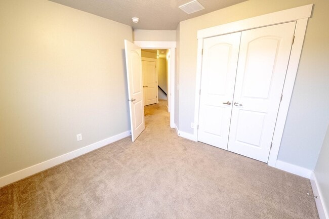 Building Photo - Beautiful Draper Townhomes in Prime Location