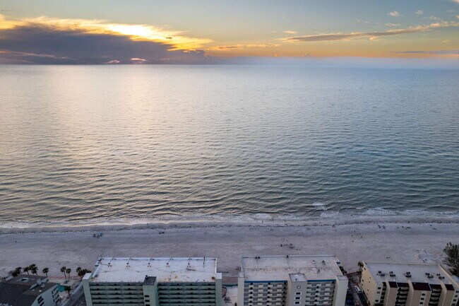 Building Photo - Gorgeous 2/2 condo at Indian Shores