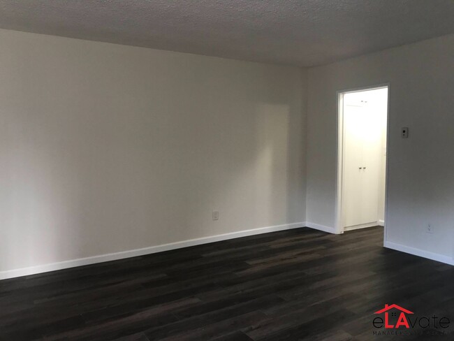 Interior Photo - 10520 Balboa Blvd.