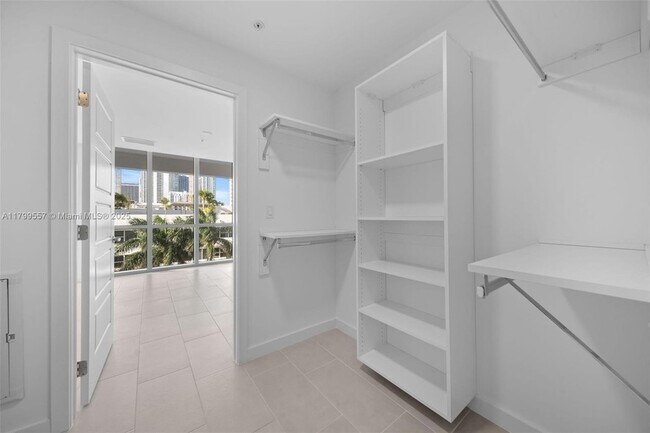 Building Photo - 2150 N Bayshore Dr