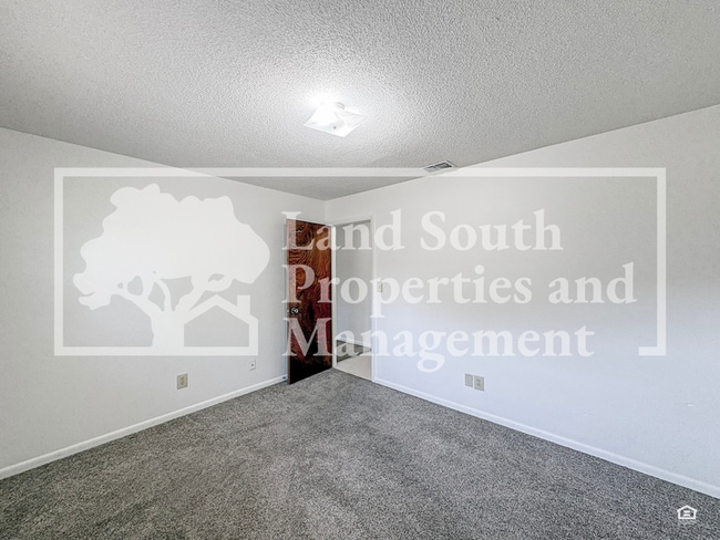 Building Photo - 322 Ariana St