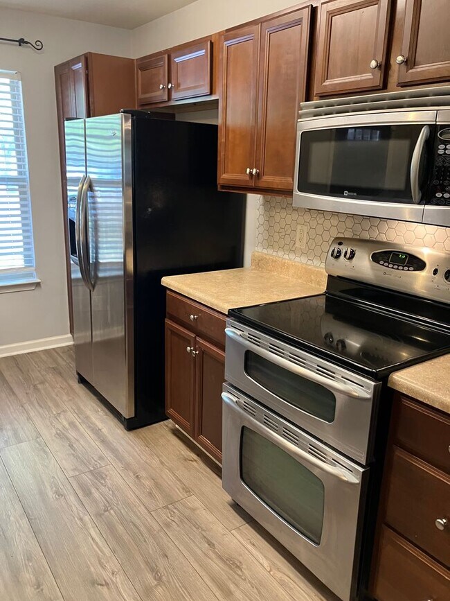 Building Photo - 858 Jarman Dr