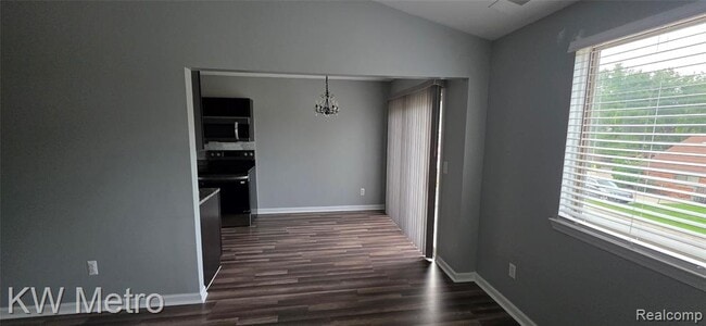 Building Photo - 38604 Meadowdale St