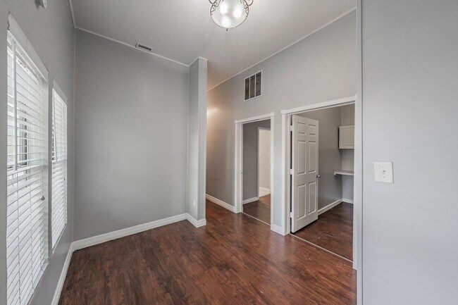 Building Photo - 401 S Anglin St