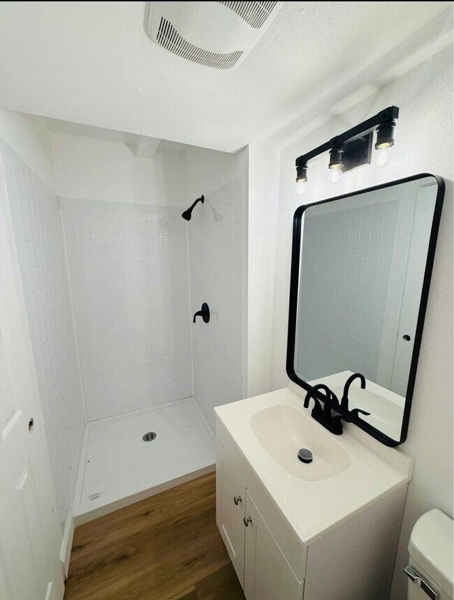 Building Photo - Spacious 4-Bed 2-Bath Home for Rent
