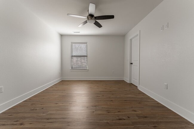 Building Photo - Beautiful Home on Two Acres