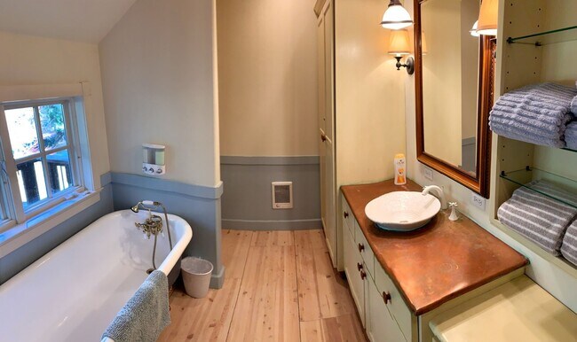 Building Photo - Charming 1BR House in Shelton