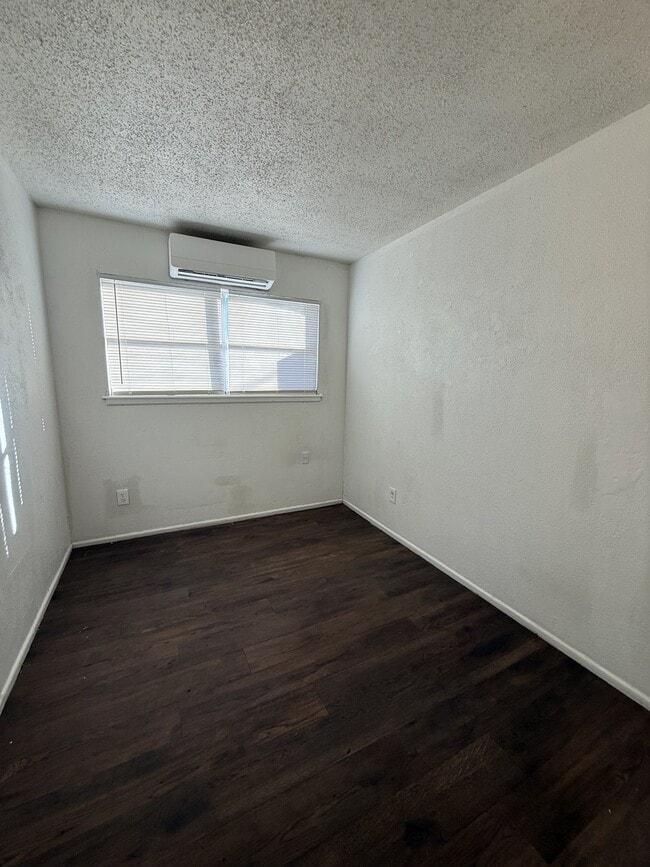 Building Photo - 824 Vanda Ave