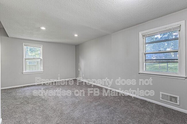 Building Photo - 2503 S Vermont Ave