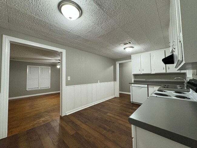 Building Photo - 5633 Highland Ave