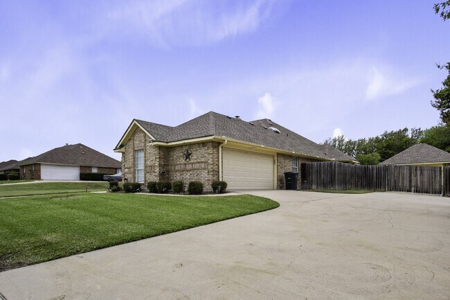Building Photo - "Spacious 4-Bedroom Home with 3 Full Baths...