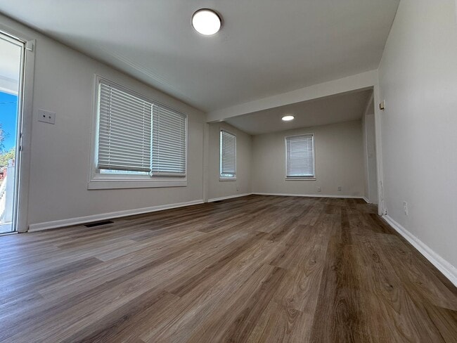 Building Photo - Remodeled 3BD/ 2Bath