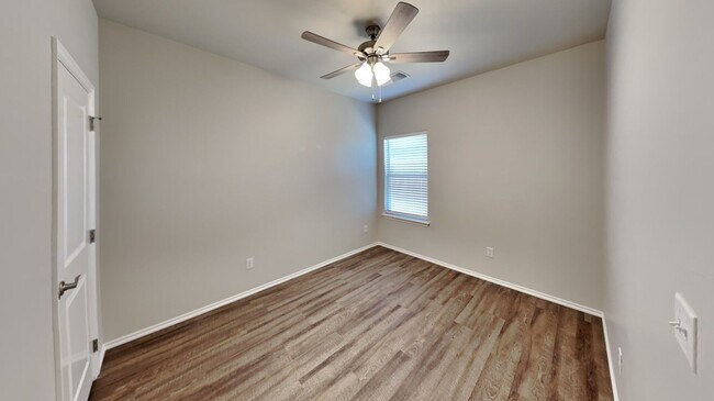 Building Photo - Luxury 3 Bedroom 2 Bathroom Townhome with 2 Car Garage in Piedmont Schools- Neighborhood Park/Bas...