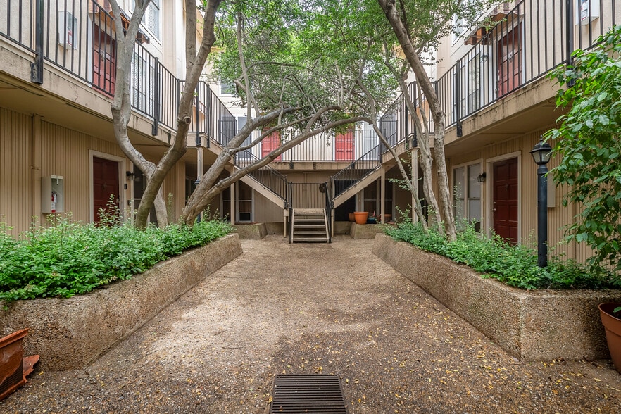 Building Photo - 4327 Holland Ave
