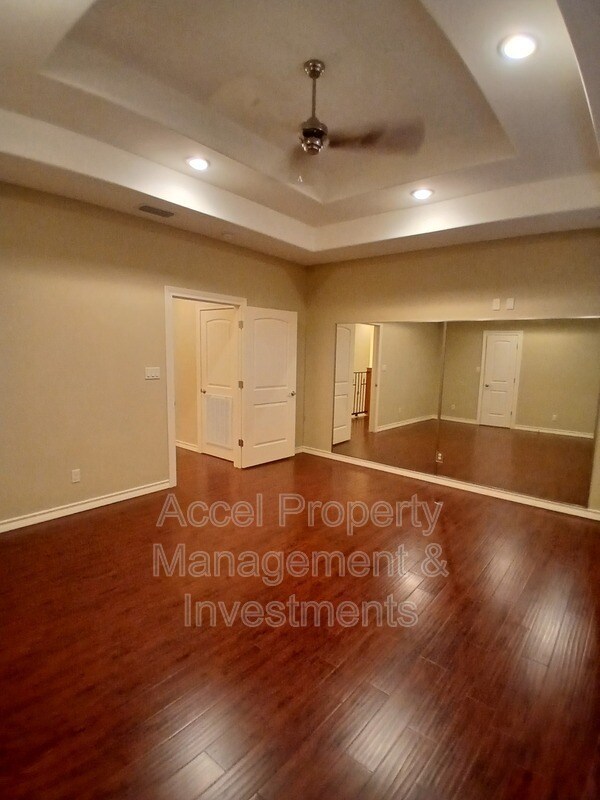 Building Photo - 2423 W Hampton Ave