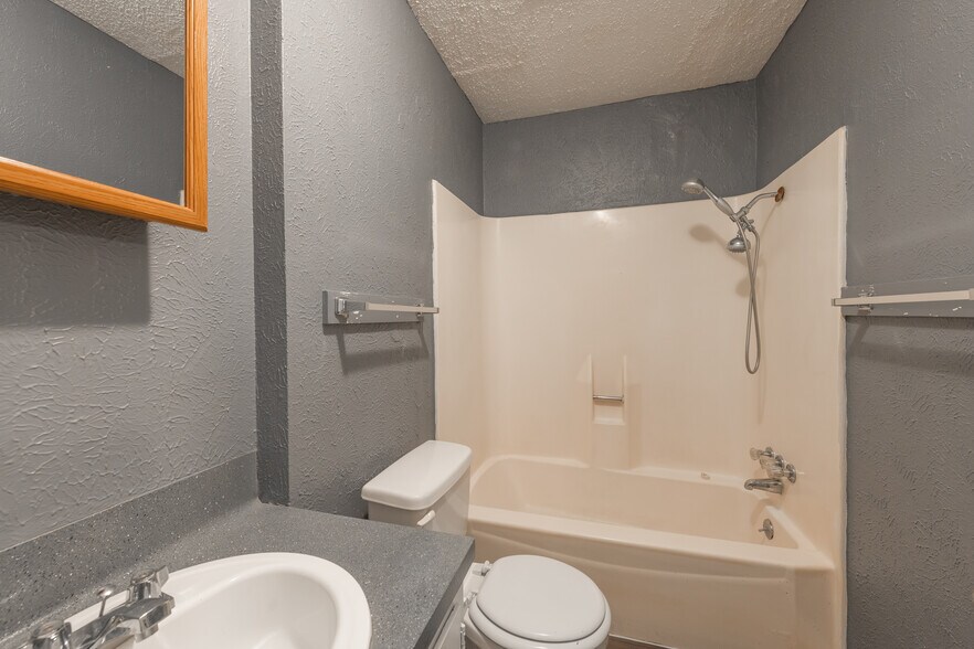 Building Photo - 705 Santa Rosa Dr