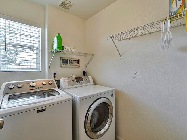 Building Photo - Spacious 3 Bedroom 2 1/2 Bath in Castle Rock!