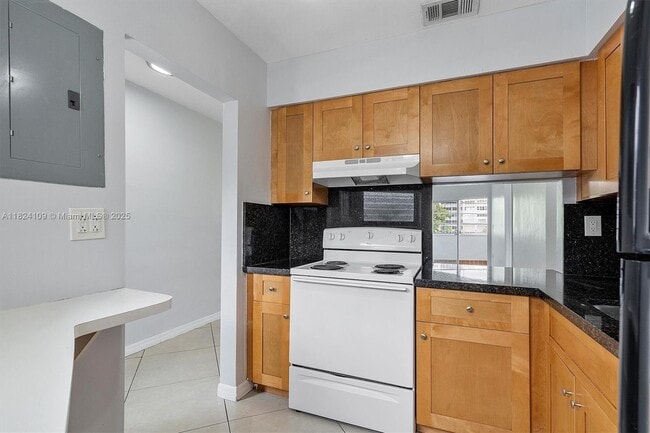 Building Photo - 1671 NE Miami Gardens Dr