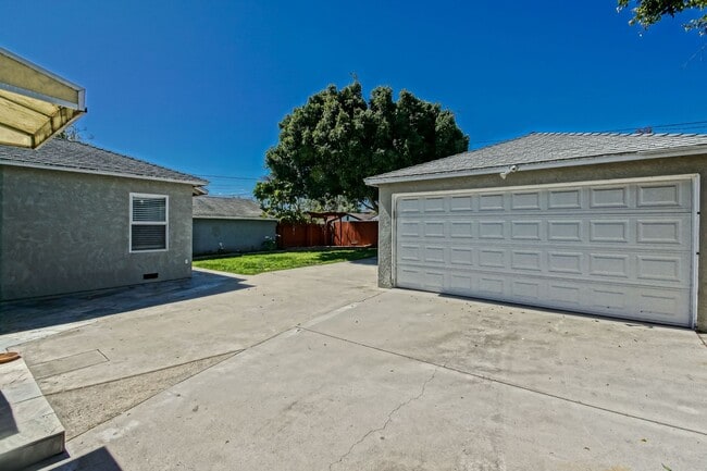 Building Photo - Bright & Charming, Single Story 3BR2BA Home w/ Large Front Yard, Huge Fenced Rear Yard w/ Large D...
