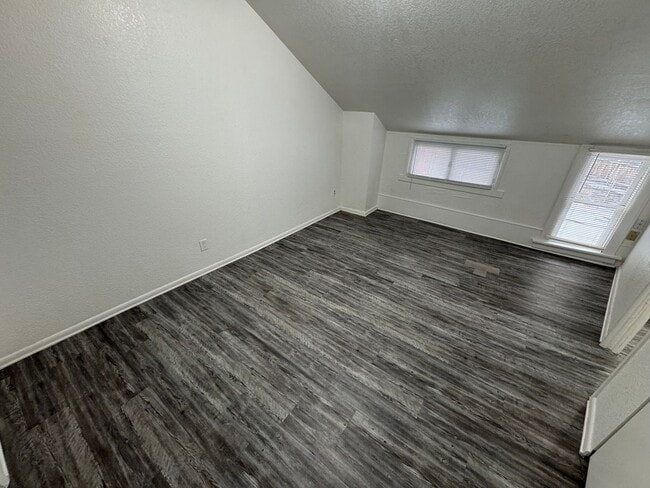 Building Photo - Experience the charm of Manitou Springs living in this spacious 2-bedroom, 2-bath apartment locat...