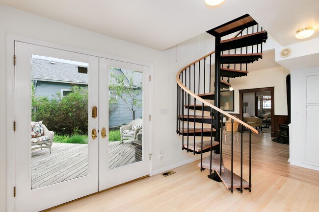 Building Photo - Charming Old Town Louisville Bungalow with Solar & Carriage House!