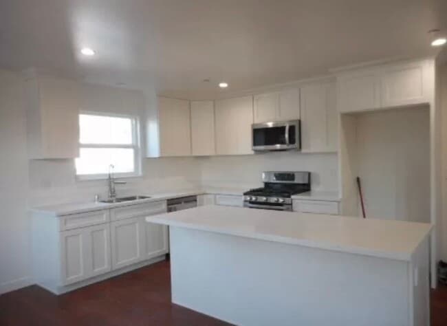 Building Photo - Beautiful & Cozy 4 Bedroom Home with Modern Upgrades!