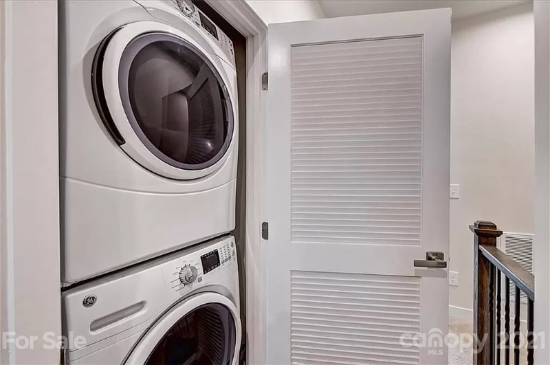 Building Photo - 272 Parkwood Ave