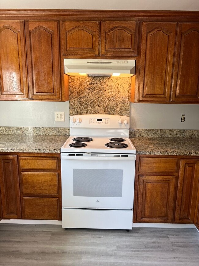 Building Photo - Newly Updated 4/2 Home! Remodeled Bathroom...