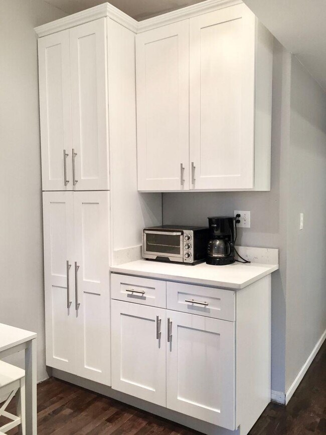 Building Photo - 2 bedroom in Chicago IL 60657
