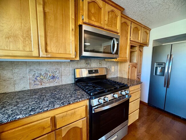 Building Photo - 2555 Westridge Dr