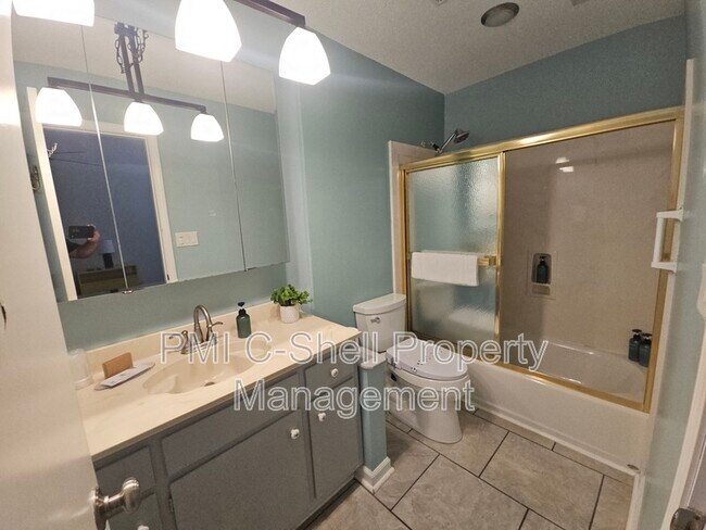 Building Photo - 4625 Tree Line Dr