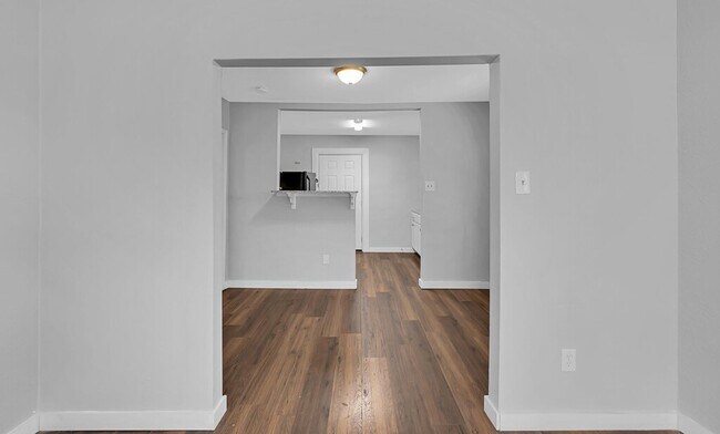 Building Photo - Updated 2 Bedroom Rental with Large Backyard