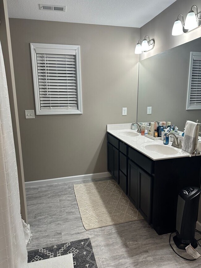 Building Photo - Maryville 37803 - 3 bedroom, 2.5 bath home - Contact Tanner Fee (865) 850-5103