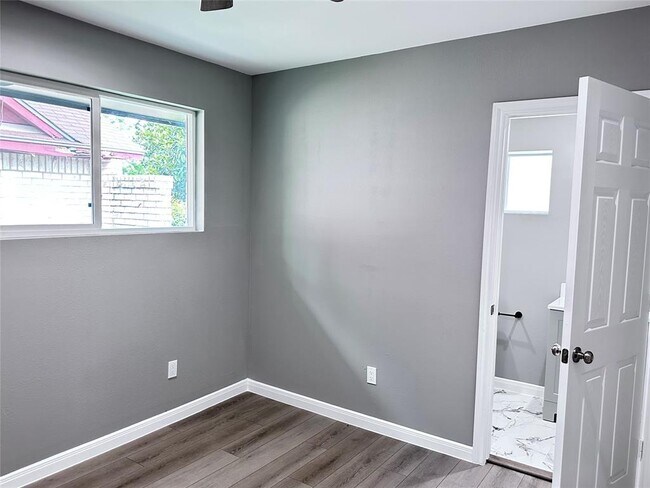Building Photo - 4519 Oak Shadows Dr