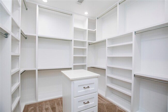 Building Photo - 3 S Castle Oaks Ct