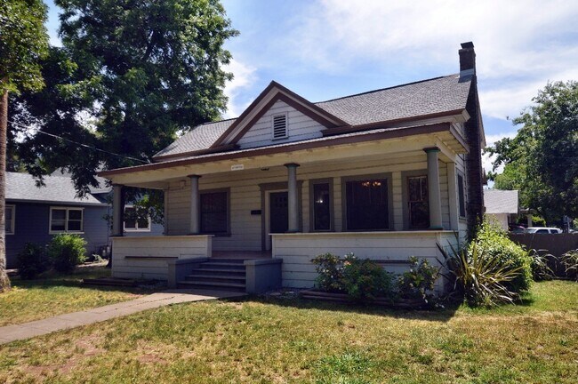Building Photo - 206 Hazel St