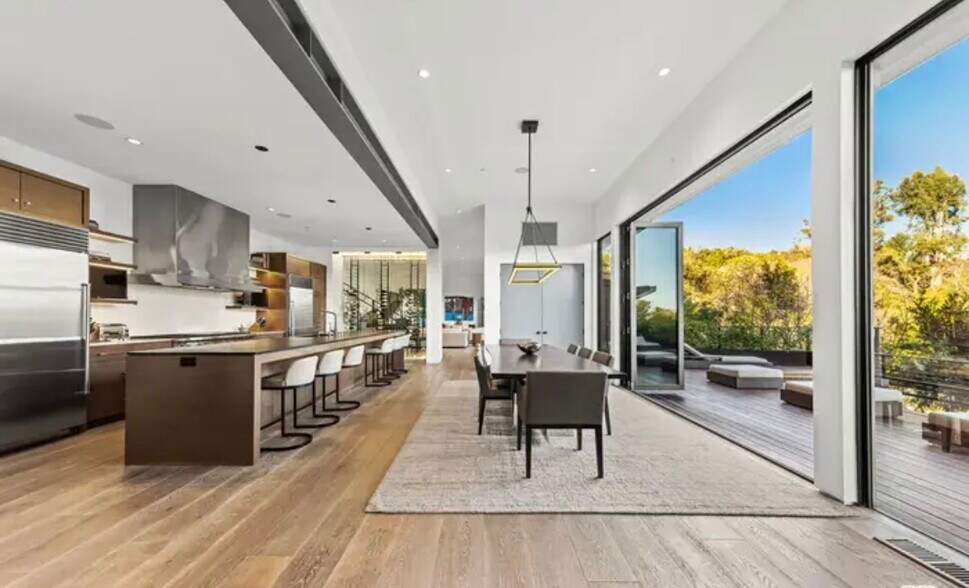 Building Photo - 727 N Beverly Glen Blvd