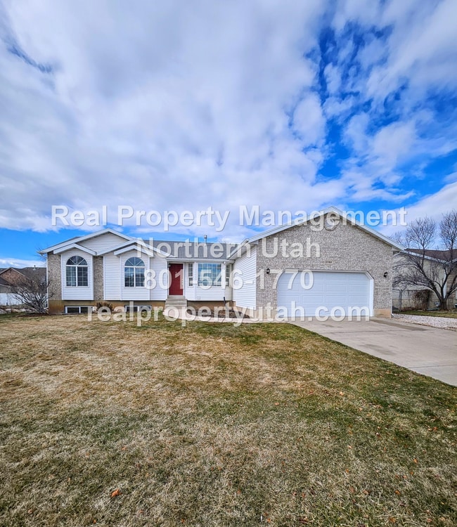 Building Photo - Stunning 4 Bedroom 3 Bath Syracuse Home