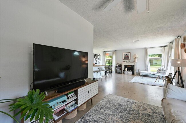 Building Photo - 1513 Corona Dr
